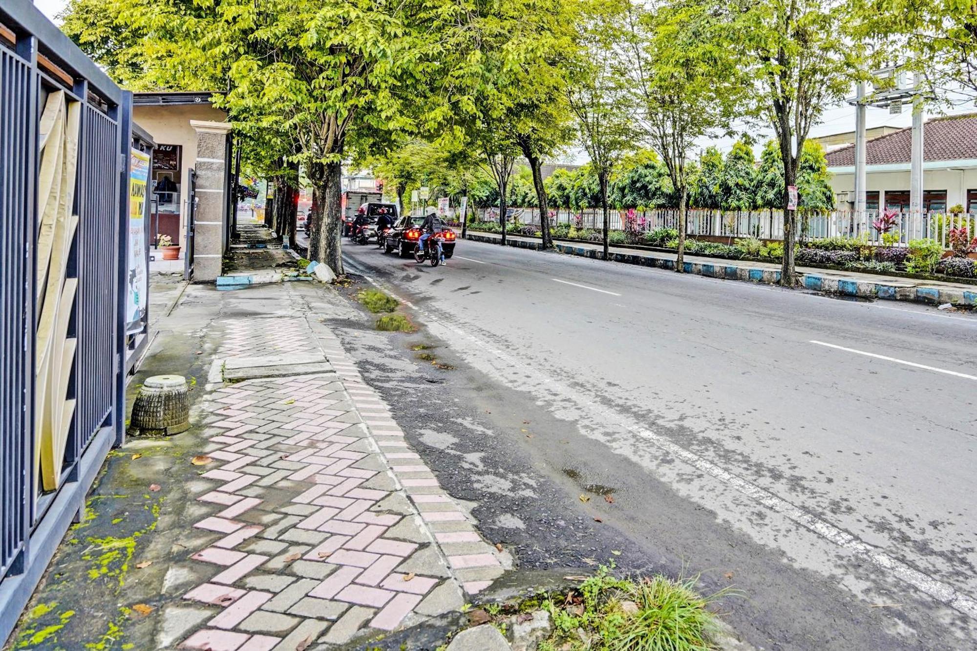 Oyo Life 92190 Arya Guest House Tulungagung Exterior photo