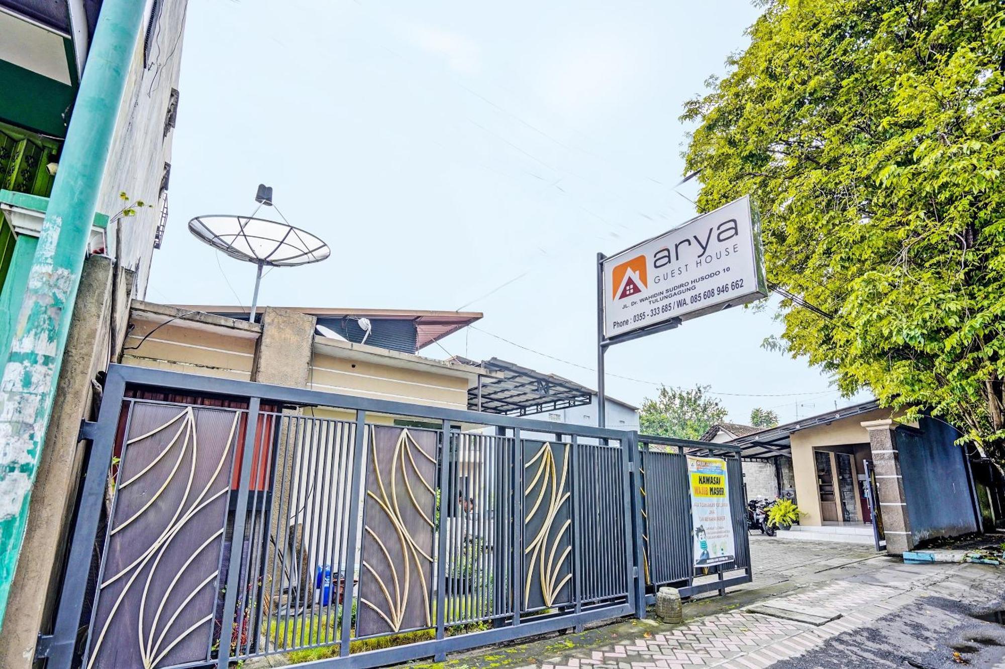 Oyo Life 92190 Arya Guest House Tulungagung Exterior photo