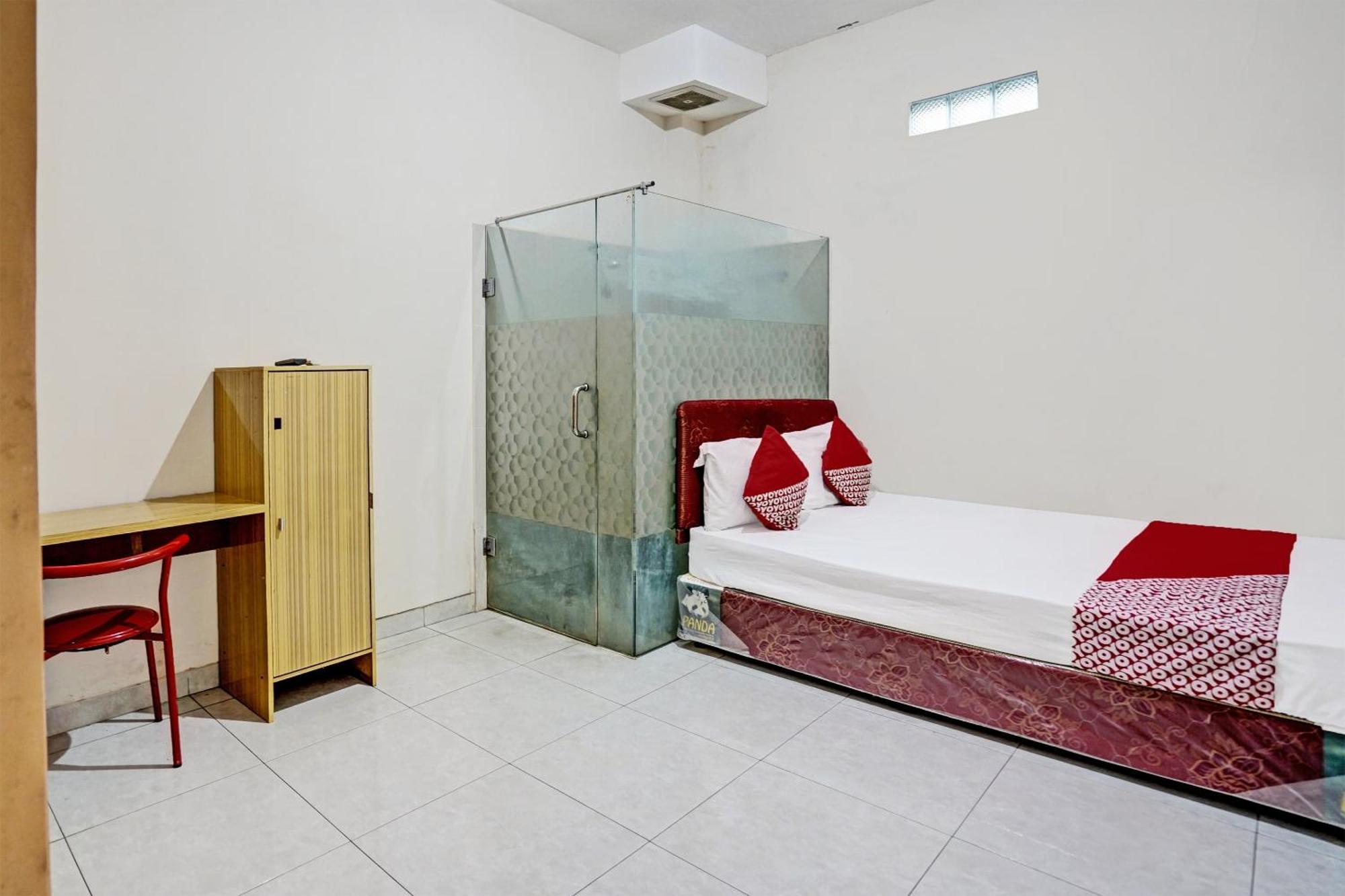 Oyo Life 92190 Arya Guest House Tulungagung Exterior photo