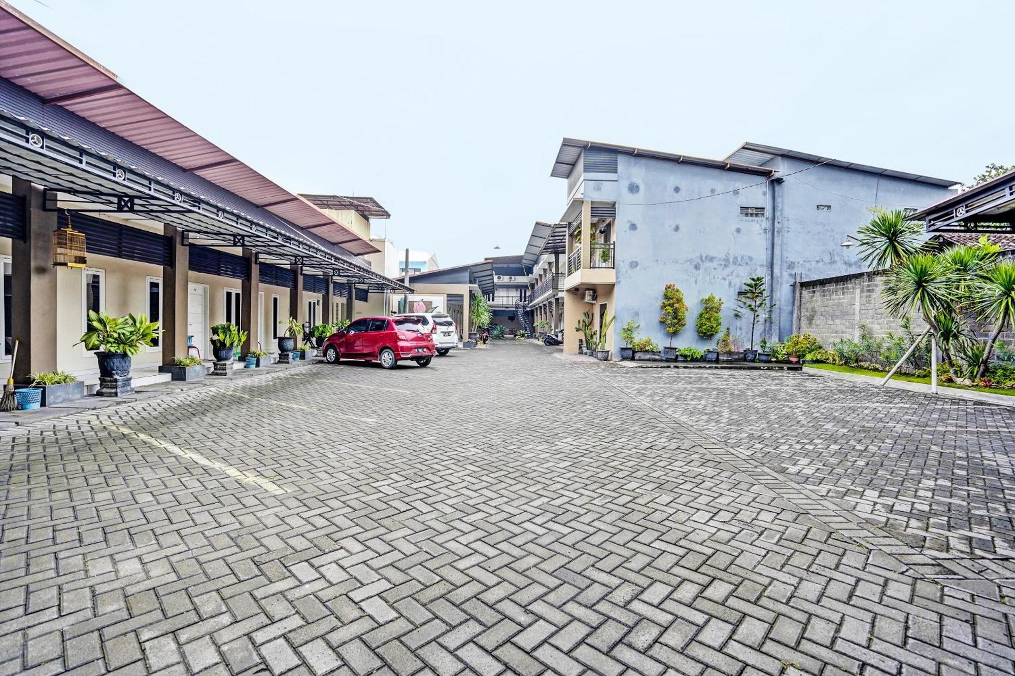 Oyo Life 92190 Arya Guest House Tulungagung Exterior photo