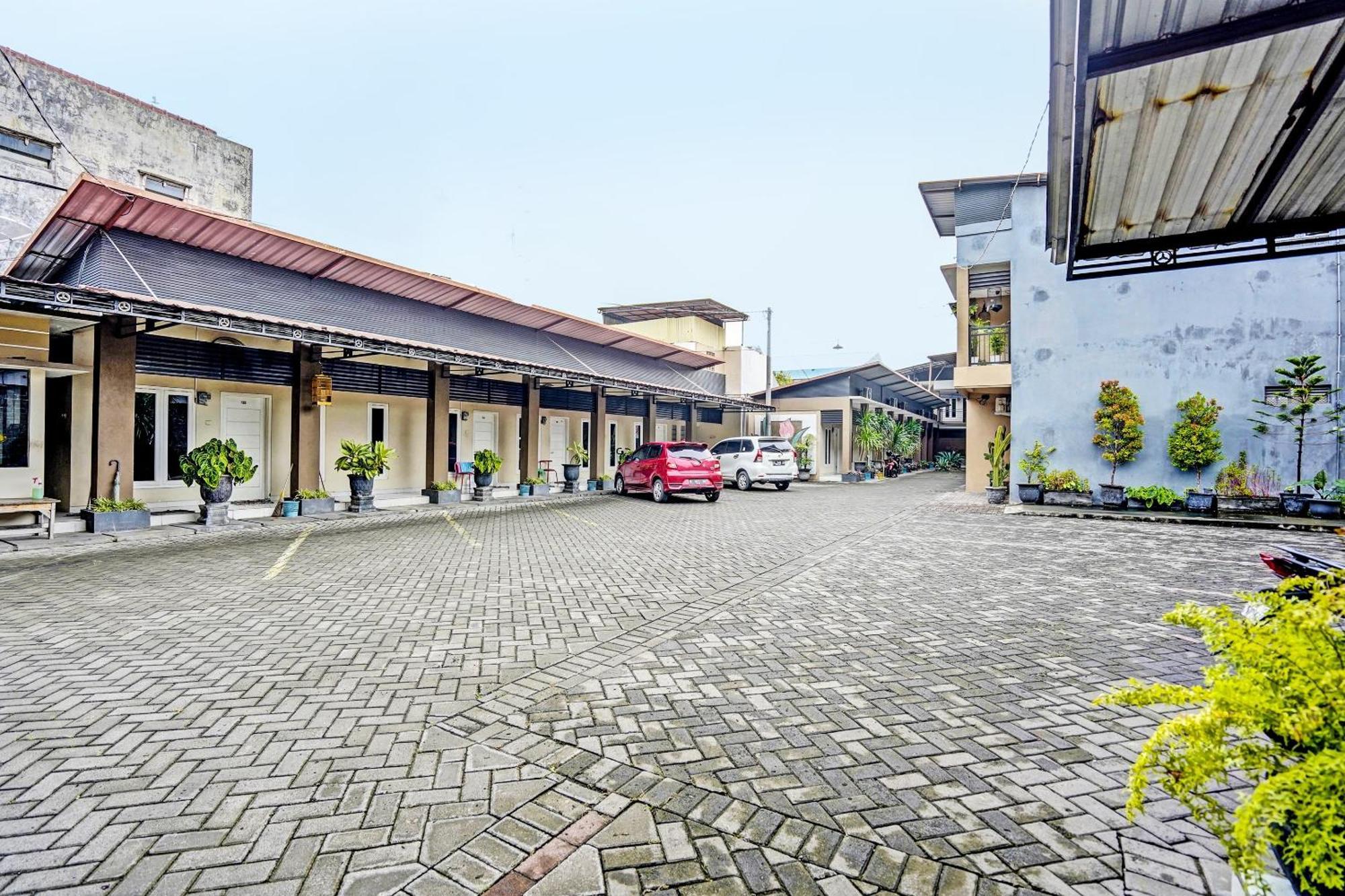 Oyo Life 92190 Arya Guest House Tulungagung Exterior photo