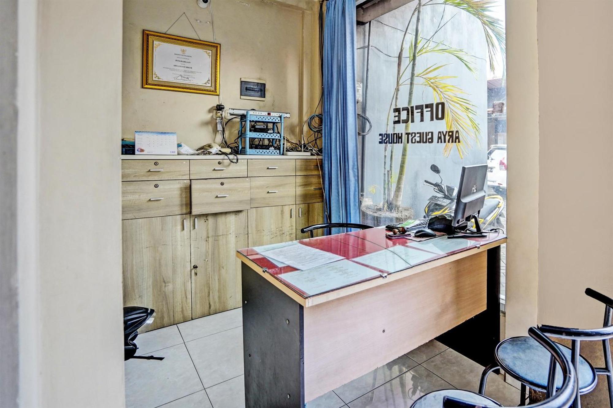 Oyo Life 92190 Arya Guest House Tulungagung Exterior photo